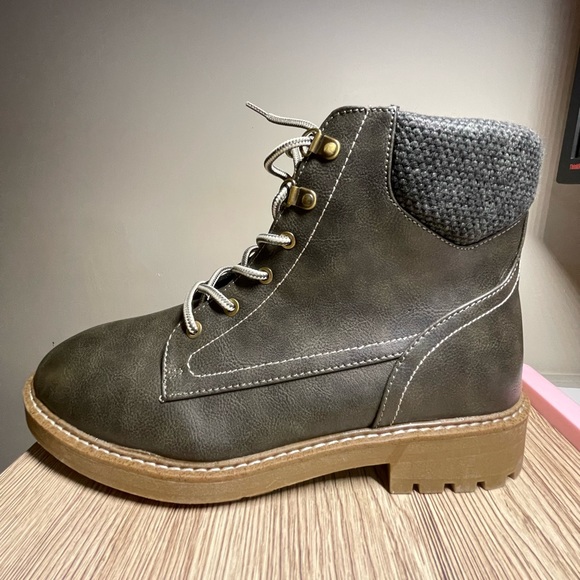 St. John Bay Womens Boots size 9 Durham Memory foam Water Resistant - Picture 5 of 9